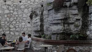disfrutar de las diferentes terrazas que nos ofrece el Restaurante La Roca