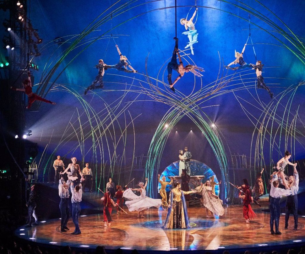 acrobacias y actuaciones del circo clásico con un toque moderno, colorido y actual en Kooza con el Cirque du Soleil