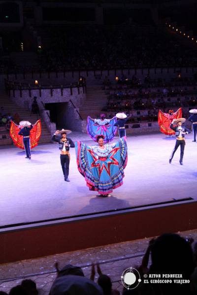 disfrutar de la cultura, los bailes típicos mexicanos, visitar museos y mucho más en el parque temático Xcaret