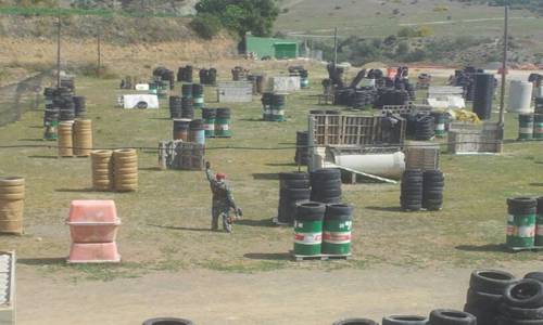 Las actividades de Painball se realizan al aire libre, en terreno de campo con subidas y bajadas y vegetación