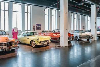Disfrutar de la exposición del museo automovilístico y de moda