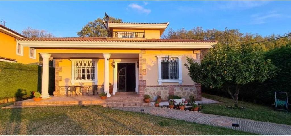 Casa Rural El Camino de Yuste, rodeada de tranquilidad, vegetación, actividades al aire libre y la buena gastronomía de la zona